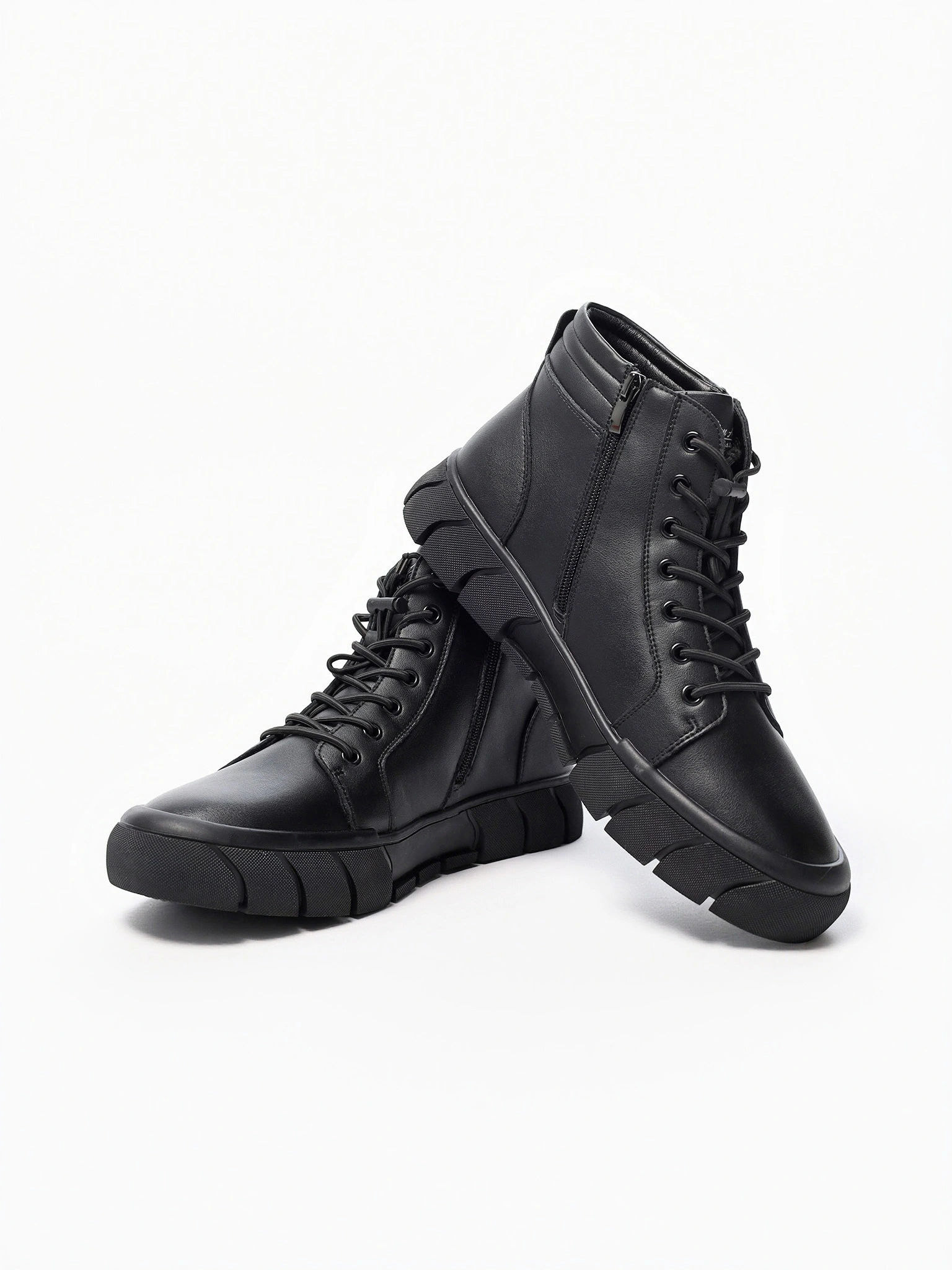 Ботинки черного цвета на средней платформе